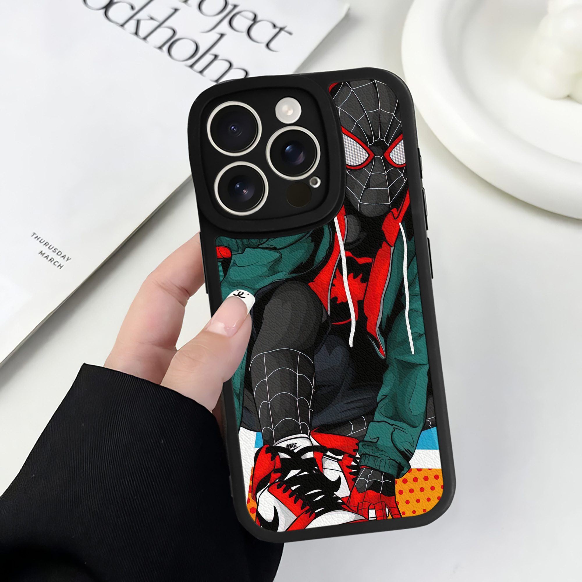 Spider Man スパイダーマン 【iPhone 16シリーズ対応】シリコンスマホケース（レザー調） 材質：シリコン